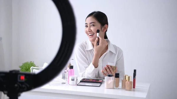 Schönheitskonzept. Asiatische Mädchen bringen sich im Laufe der Zeit Make-up bei — Stockfoto