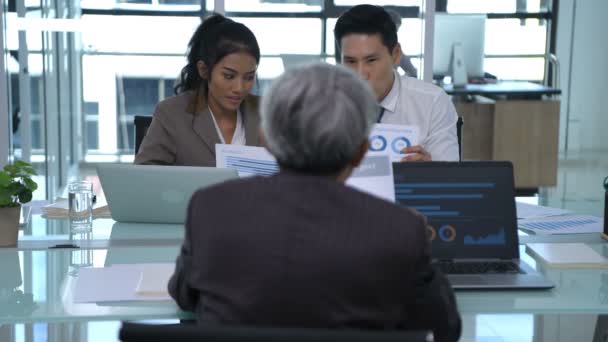 Concept d'entreprise. Les hommes d'affaires négocient dans le bureau . — Video