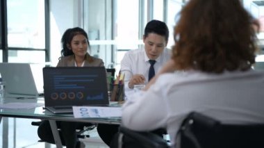 İş konsepti. Engelli iş adamları çalışmak için sosyal fırsatlar elde ediyorlar.