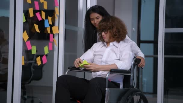Sağlık Konsepti Engelli Insanlar Ofiste Bir Kağıt Yazıyor — Stok video