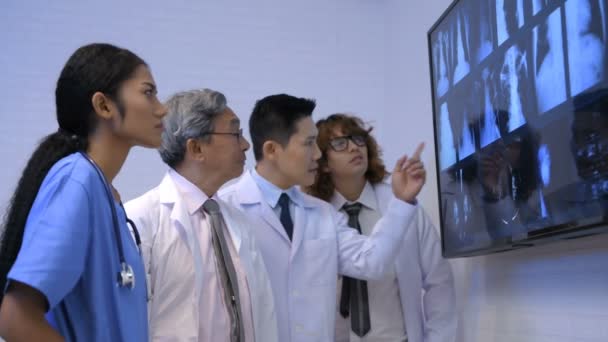 医学概念 医疗团体在监视器屏幕上分享意见 — 图库视频影像