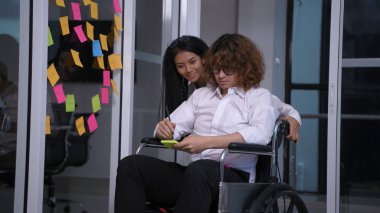 Sağlık konsepti. Engelli insanlar üzerine bir kağıt yazıyoruz 