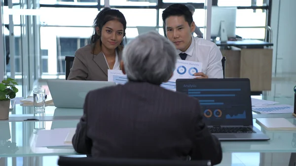 Concept d'entreprise. Les hommes d'affaires négocient dans le bureau . — Photo