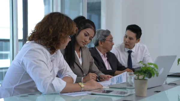 Concept d'entreprise. Des hommes d'affaires travaillent ensemble au bureau — Photo