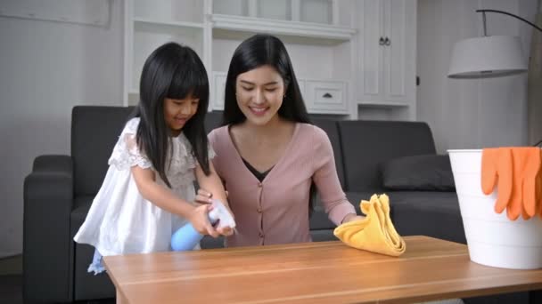 Концепція Очищення Мати Дочка Допомагають Прибиранням Будинку — стокове відео