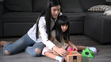 Aile konsepti. Anne yaşayan r kızı ile oynuyor