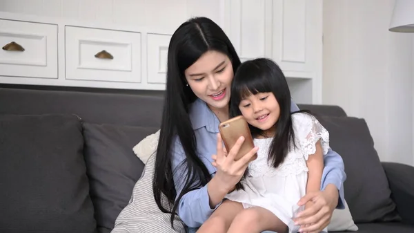 Concepto familiar. Madre e hija están tomando fotos en la l — Foto de Stock