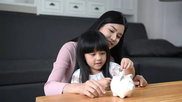 Finanzkonzepte. die Mutter lehrt ihre Tochter wissen — Stockfoto