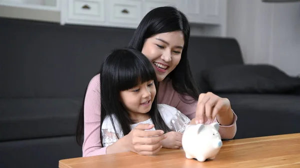 Conceptos financieros. La madre está enseñando a su hija a saber — Foto de Stock