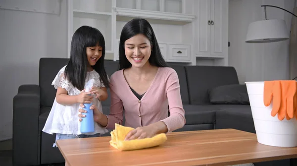 Reinigungskonzept. Mutter und Tochter helfen beim Putzen — Stockfoto