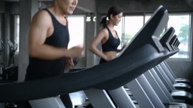 Spor konsepti. Erkekler ve kadınlar fitness merkezinde birlikte koşuyorlar..