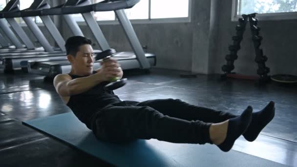 体育理念 这个年轻人正在健身锻炼他的胃 — 图库视频影像