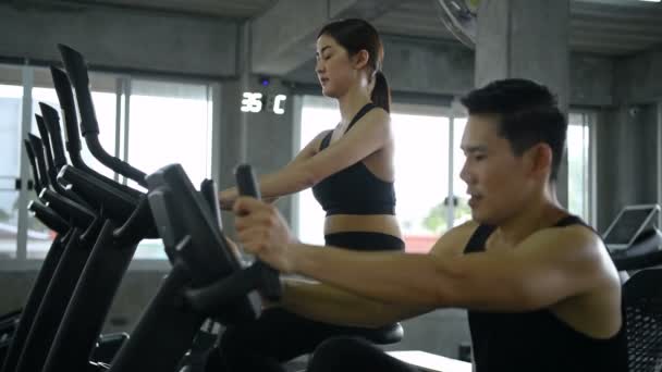 Spor Konsepti Gençler Fitness Birlikte Bisiklet — Stok video