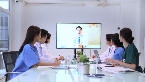 Concept médical. Les étudiants en médecine regardent des vidéos de médias pédagogiques . — Video