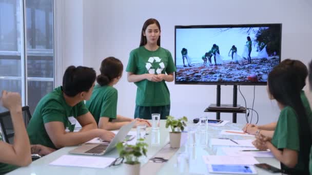 Conservation concept. Medewerkers van het bedrijf presenteren de voordelen voor het publiek — Stockvideo