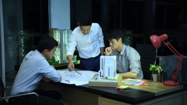 İş konsepti. Mimarlar cu emirlerini düzeltmek için çalışıyoruz