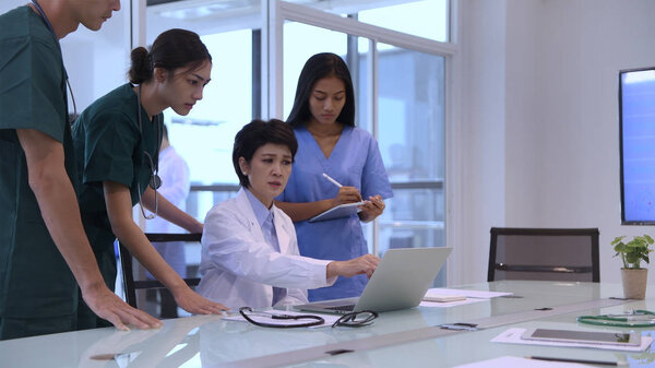 Медицинская концепция. Врачи работают в хаосе в больнице.
