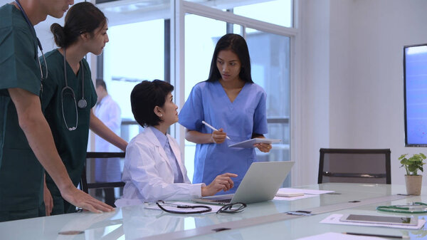 Медицинская концепция. Врачи работают в хаосе в больнице.
