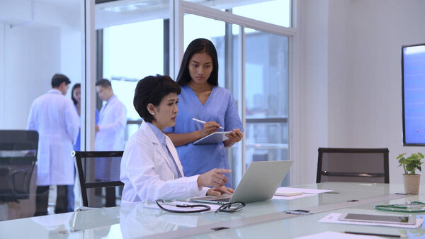 Медицинская концепция. Врачи работают в хаосе в больнице.
