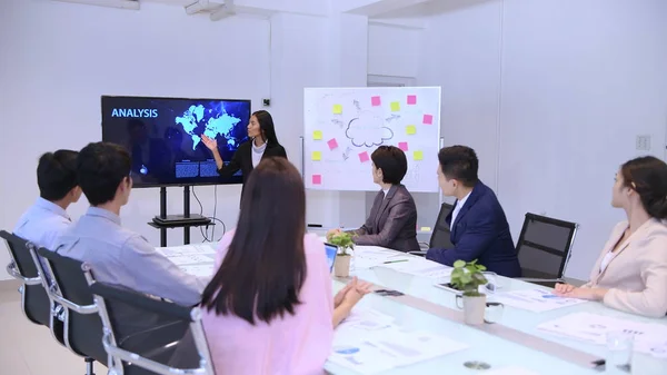 Bedrijfsconcept. Vrouwen presenteren werk op de vergadering. — Stockfoto