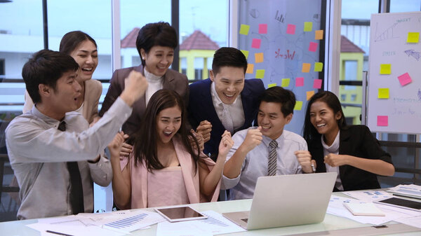 Бизнес-концепция. Группа бизнесменов радуется тому, что сосунок
