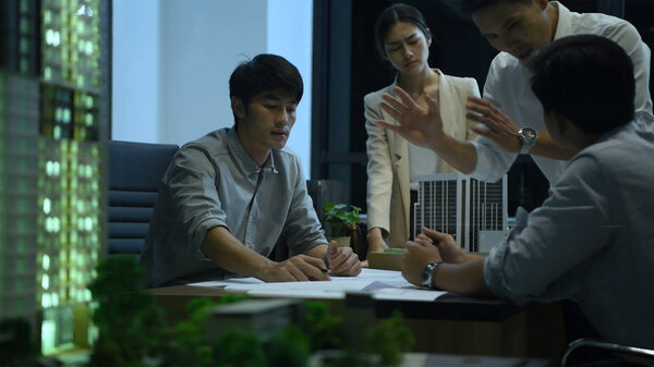 Бизнес-концепция. Архитекторы работают над тем, чтобы зафиксировать порядок у.е.
