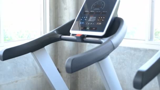 La máquina de fitness está en el gimnasio . — Vídeos de Stock
