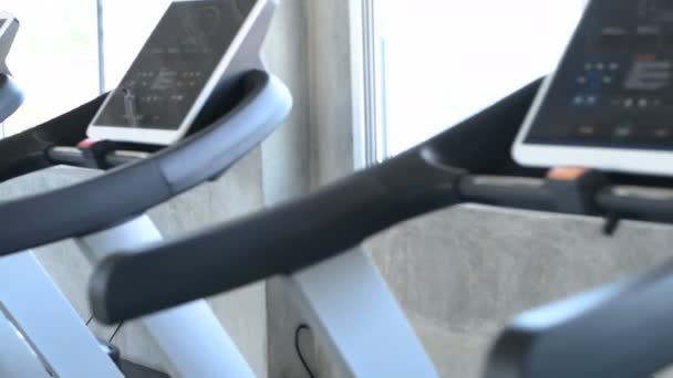 De Fitness machine bevindt zich in de fitnessruimte. — Stockvideo