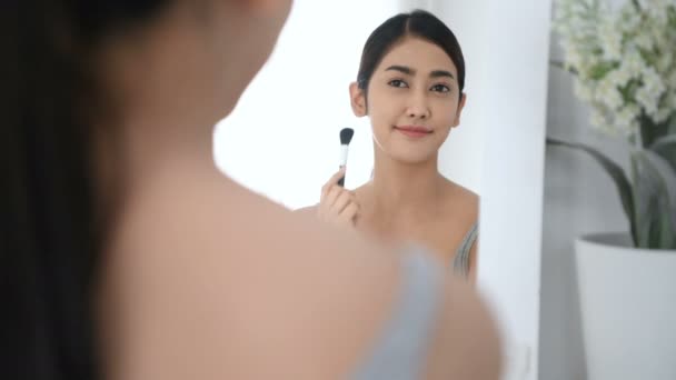 Concept beauté. Réflexions dans le miroir filles asiatiques sont maquillage dans la chambre — Video