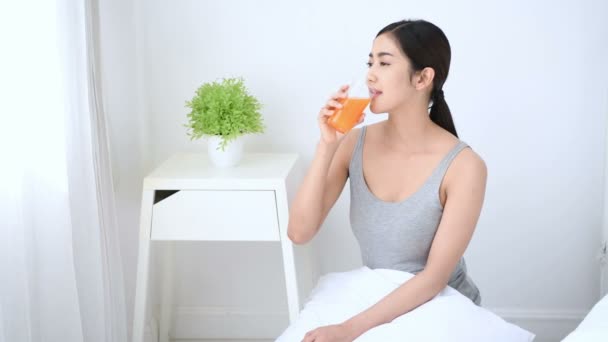 健康の概念 アジアの女性はおいしいジュースを飲んでいます — ストック動画