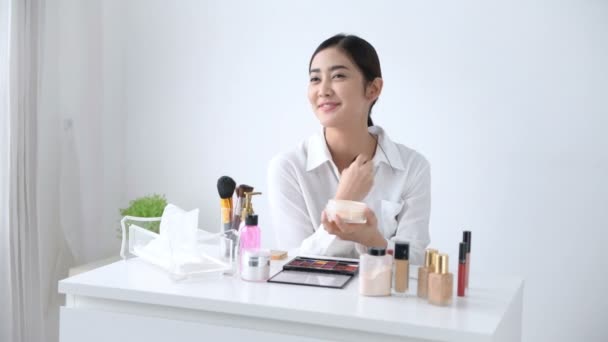 Concetto Bellezza Ragazze Asiatiche Stanno Insegnando Trucco Internet — Video Stock