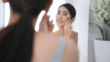 Güzellik konsepti. Ayna Da Yansımalar Asyalı kızlar makyaj vardır