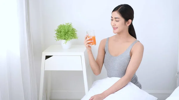 Concetto di salute. Le donne asiatiche stanno bevendo deliziosi succhi . — Foto Stock