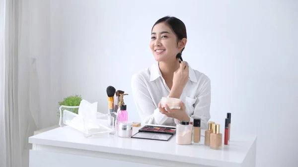 Skönhetskoncept. Asiatiska tjejer undervisar makeup över interne — Stockfoto