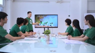 Katılım Kavramı. Gönüllü Ekip toplantı odasında birlikte iş için konuşuyor. 4k Çözünürlük.