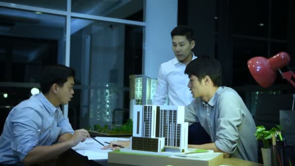 Üzleti Koncepció Fiatal Mérnök Tárgyalja Építési Projekt Irodában Felbontás — Stock videók