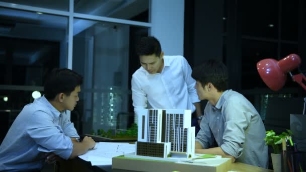 Koncepcja Biznesowa Młody Inżynier Omawia Projekt Budowlany Biurze Rozdzielczość — Wideo stockowe