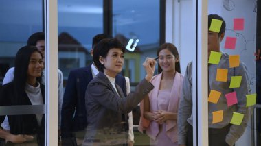 İş konsepti. Şirket iyi oluşturmak için faaliyetler yapıyor