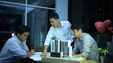 İş konsepti. Genç Mühendis inşa tartışıyor