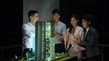 İş konsepti. Çalışanlar faiz için Condominiums Satıyoruz