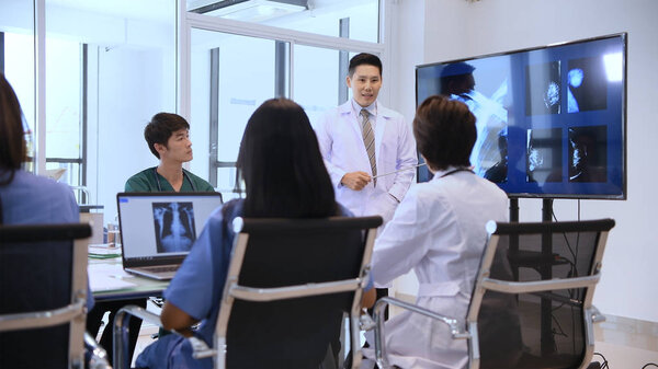 Медицинская концепция. Врач представляет работу присутствующему.
