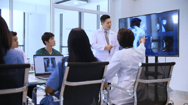 Медицинская концепция. Врач представляет работу присутствующему.
