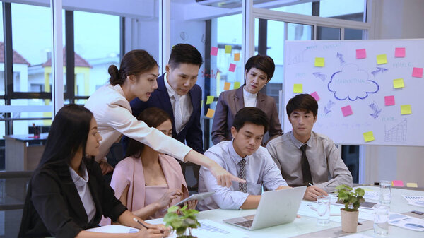 Бизнес-концепция. Босс работает над подчиненными в
