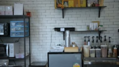 Kahve dükkanı konsepti. Kafe sahibi müşterilerine hizmet vermek için emin. 4k Çözünürlük.