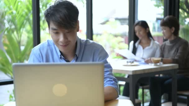 Conceptos Negocio Hombre Negocios Trabaja Solo Una Cafetería Resolución — Vídeo de stock