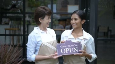 Kahve dükkanı konsepti. Garson parlak bir kafe açıyor. 4k Çözünürlük.