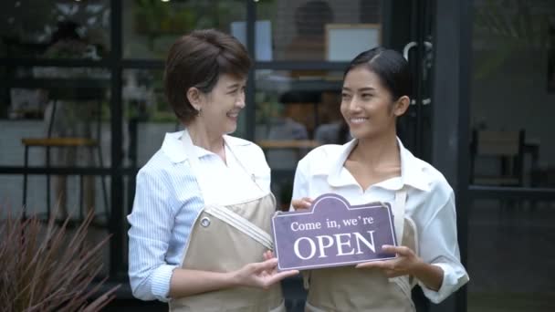 Coffee Shop Konceptet Servitrisen Öppnar Ett Kafé Bright Upplösning — Stockvideo
