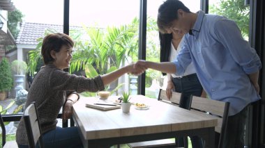 İş kavramları. Orta yaşlı kadın tepeyi bekliyor.