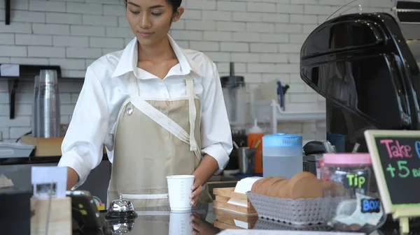 Café-Konzept. asiatische Kellnerin ist braut Kaffee in die sho — Stockfoto