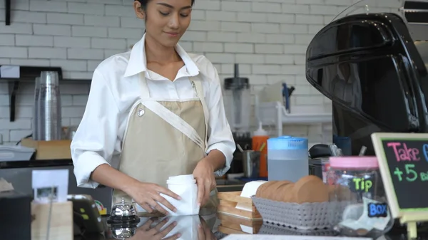 Café-Konzept. asiatische Kellnerin ist braut Kaffee in die sho — Stockfoto